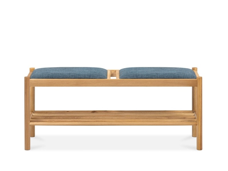 Ghế gỗ băng dài với chân ghế được tiện tròn, có khoan để vật dụng