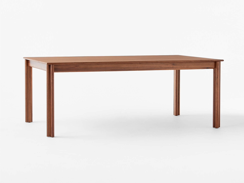 Bộ bàn ăn 8 ghế óc chó đuợc sản xuất tỉ mỉ đến từng chi tiết.