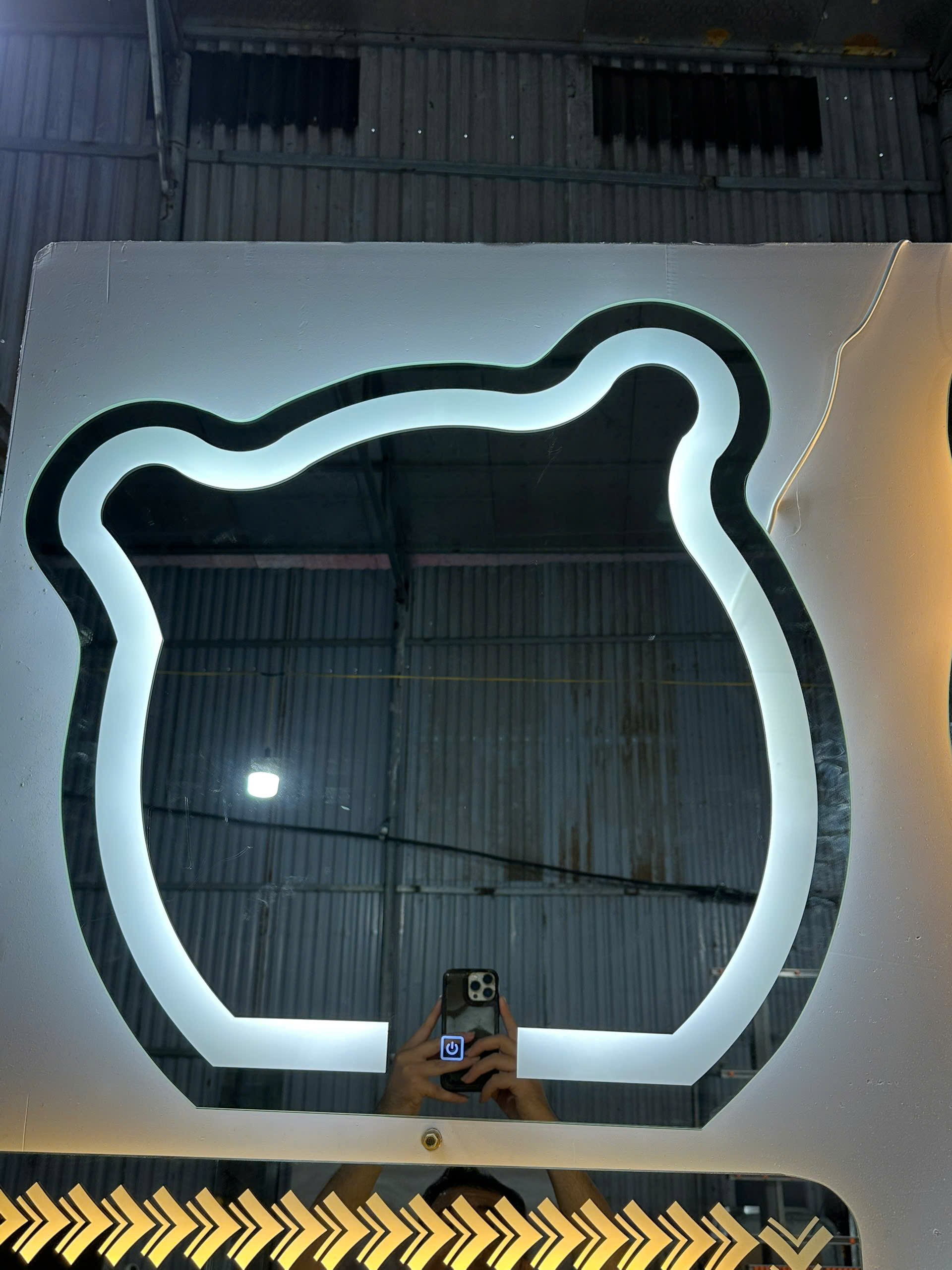 Gương nhà tắm đèn led mặt gấu