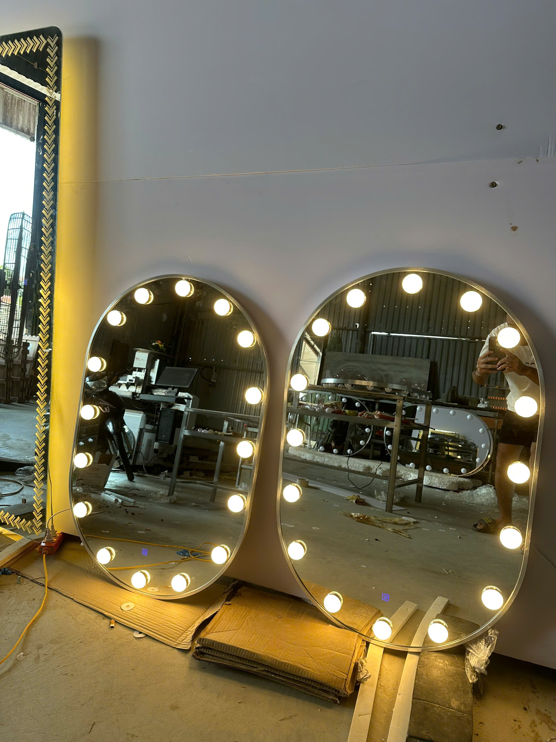 Gương nhà tắm đèn led oval đẹp hiện đại