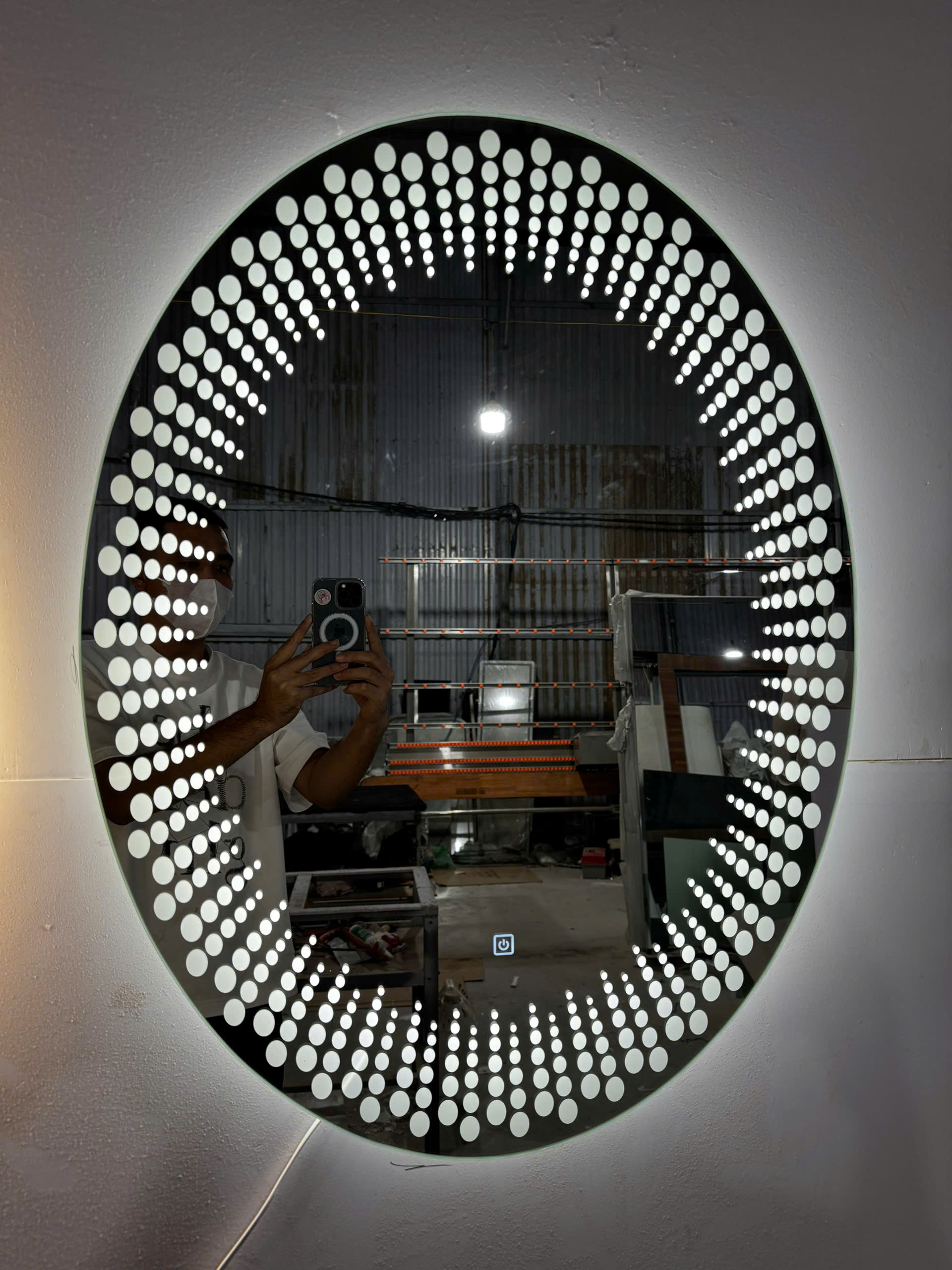 Gương nhà tắm hình oval có đèn led chấm bi