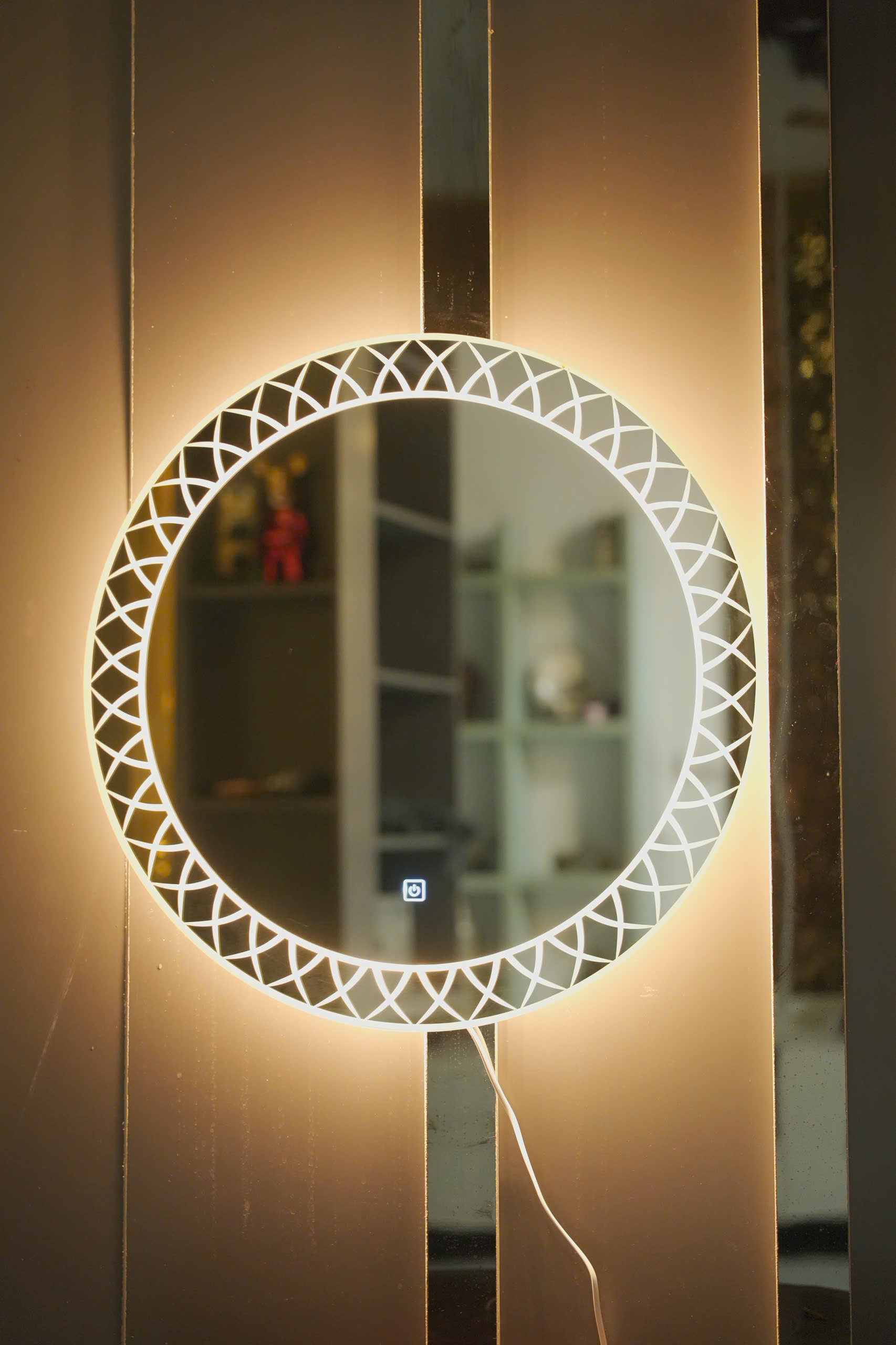 Gương nhà tắm hình tròn đèn led chữ X