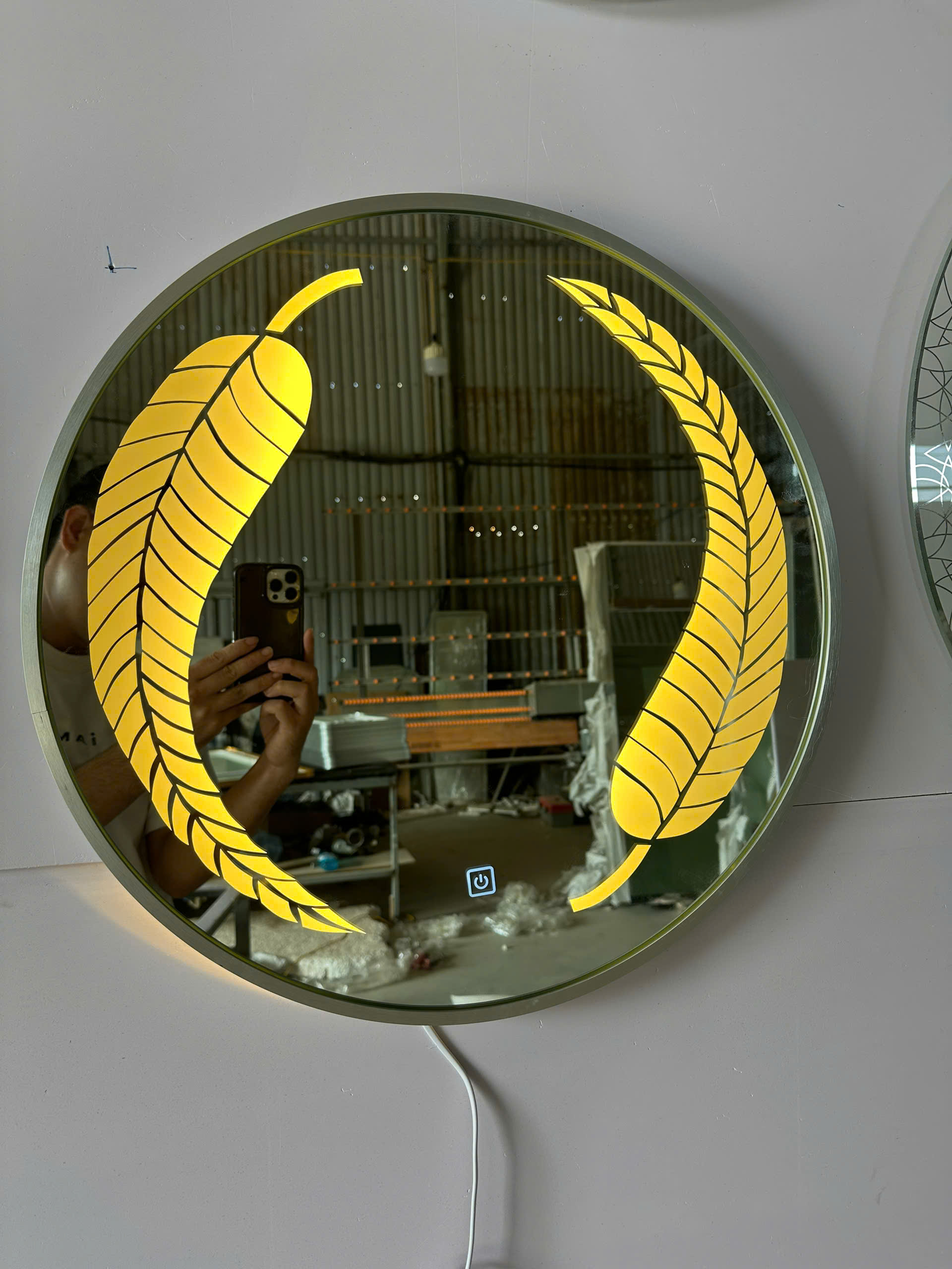 Gương nhà tắm tròn đèn led hình lá