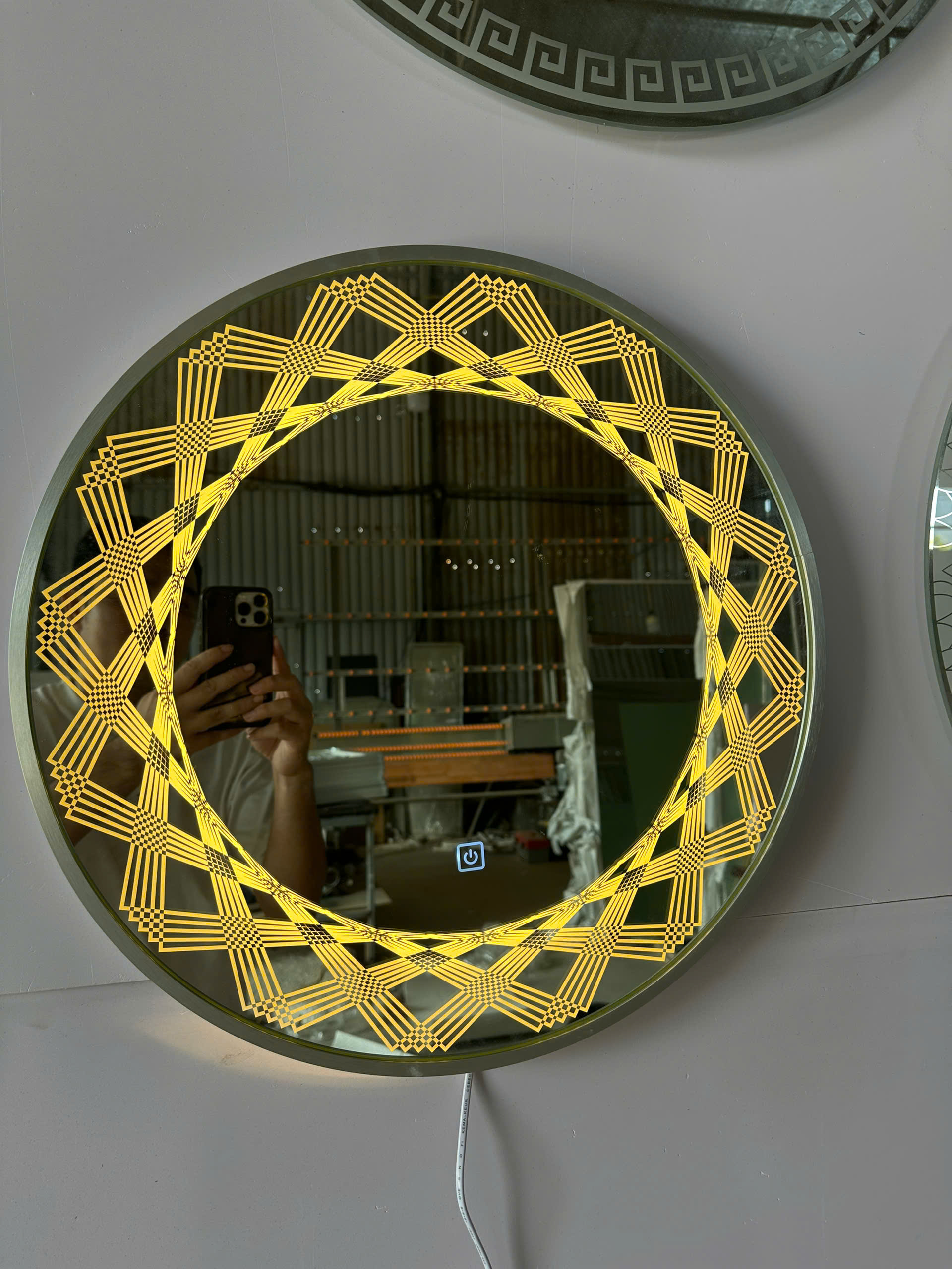 Gương nhà tắm tròn led mặt trời