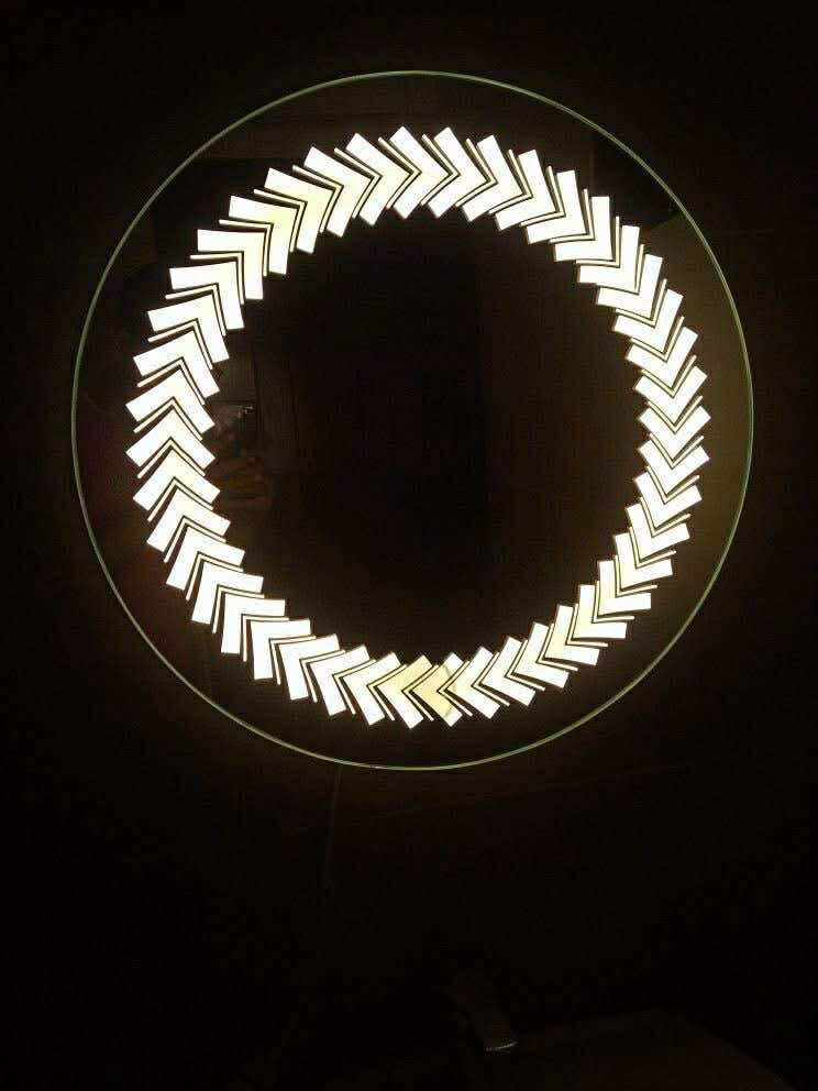 Gương nhà tắm hình tròn đèn led viền mũi tên