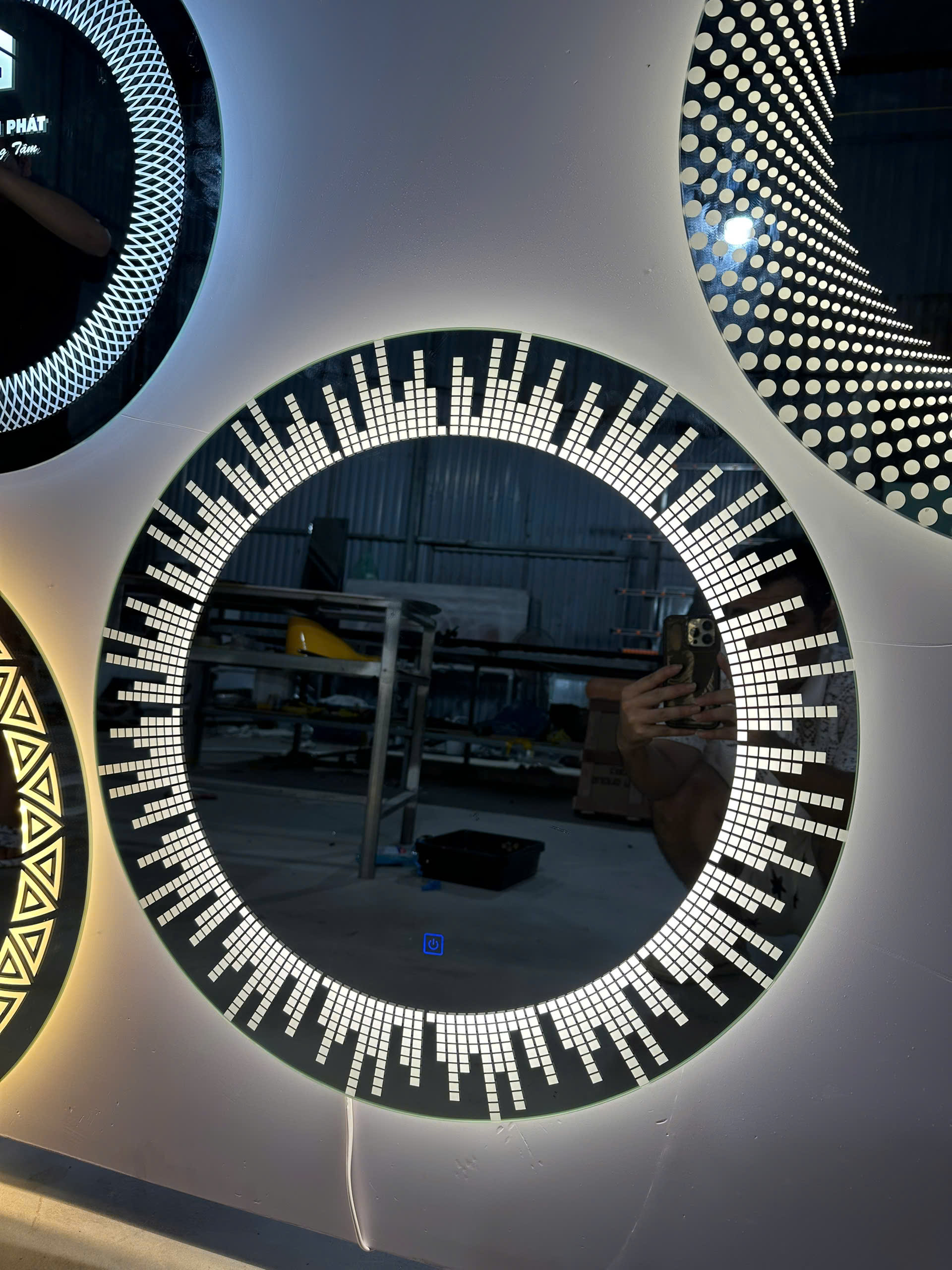 Gương nhà tắm tròn có đèn led dạng sóng nhạc