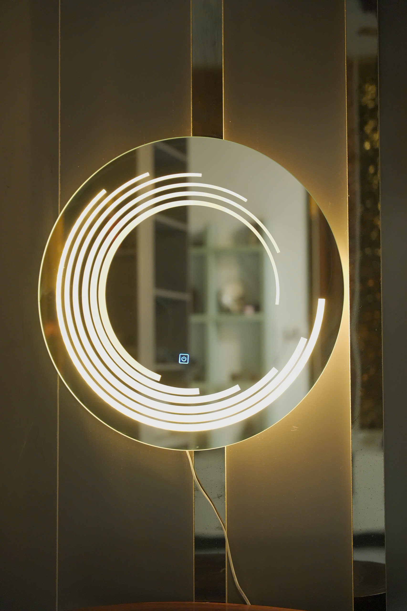 Gương nhà tắm hình tròn có đèn led vòng cung đẹp hiện đại