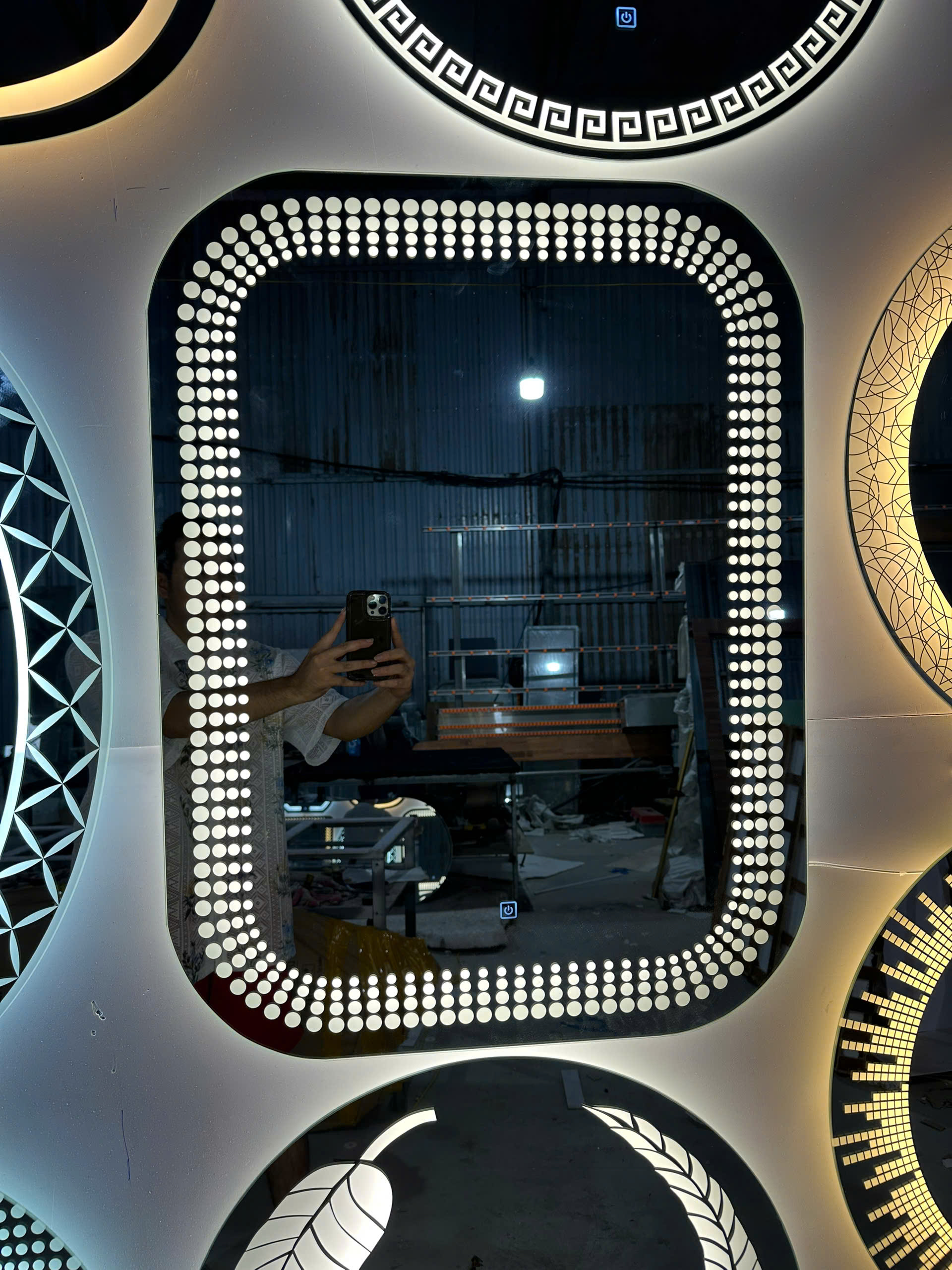 Gương phòng tắm hình chữ nhật bo góc đèn led hiện đại