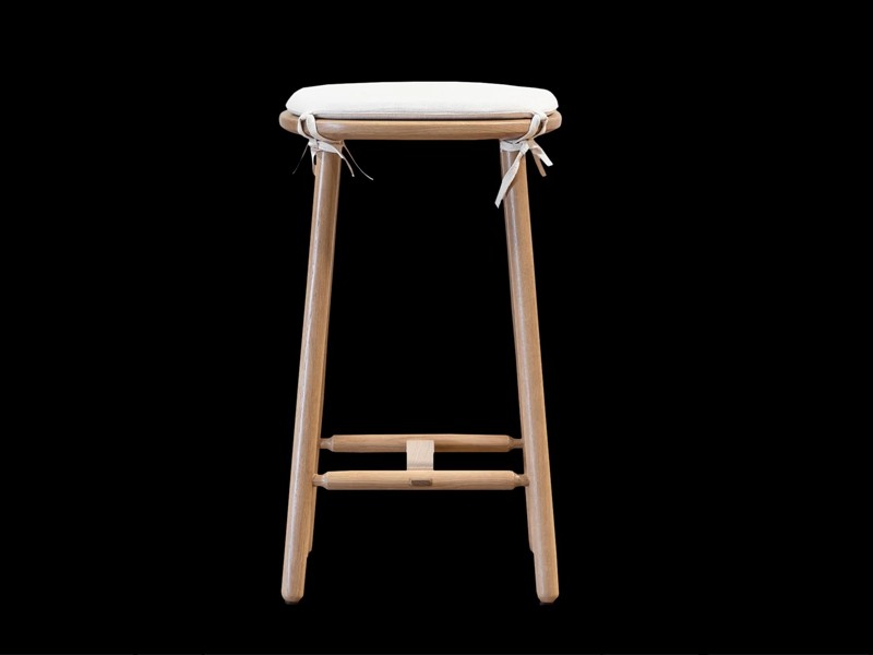 Ghế quầy bar đẹp với nệm ghế có thể tháo rời | Hùng GO