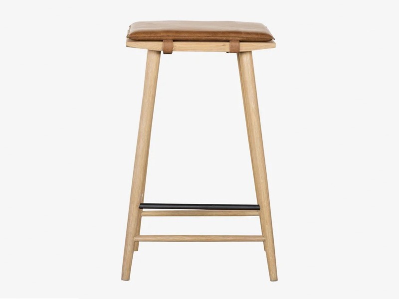 Ghế cao quầy bar với chân gỗ sồi chắc chắn, có nệm ngồi.