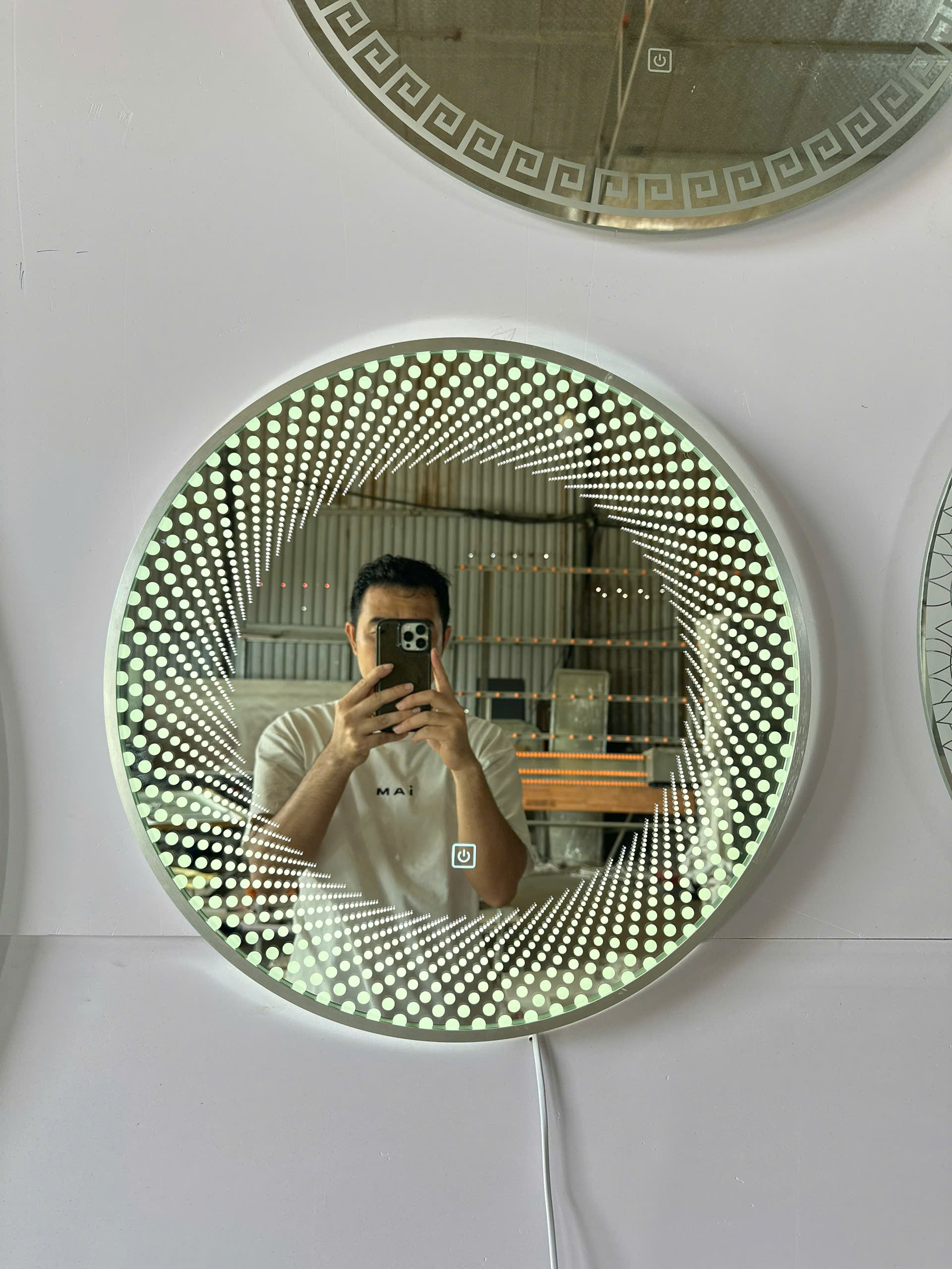 Gương makeup tròn đèn led chấm bi