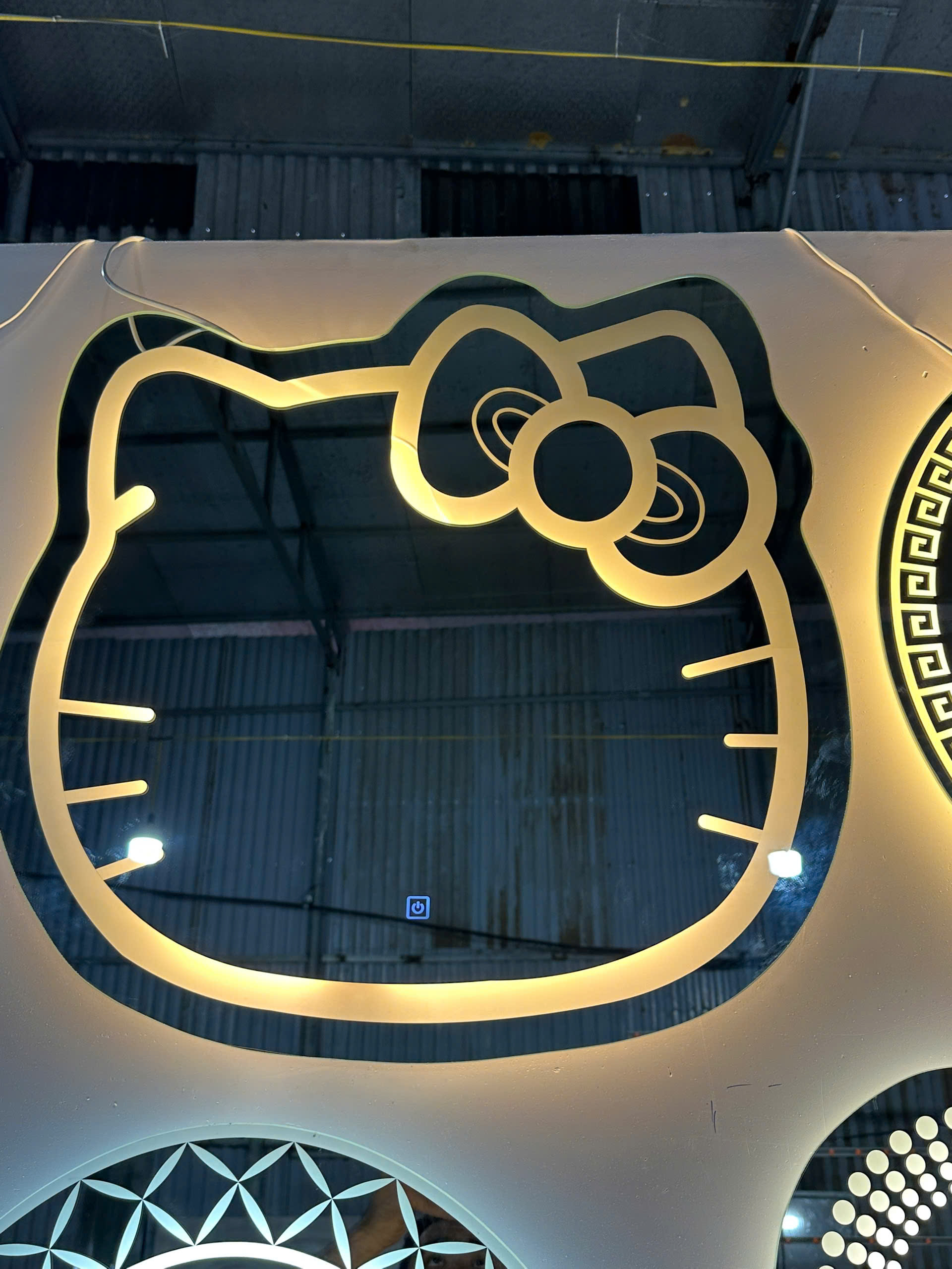 Gương trang điểm đèn led Hello Kitty