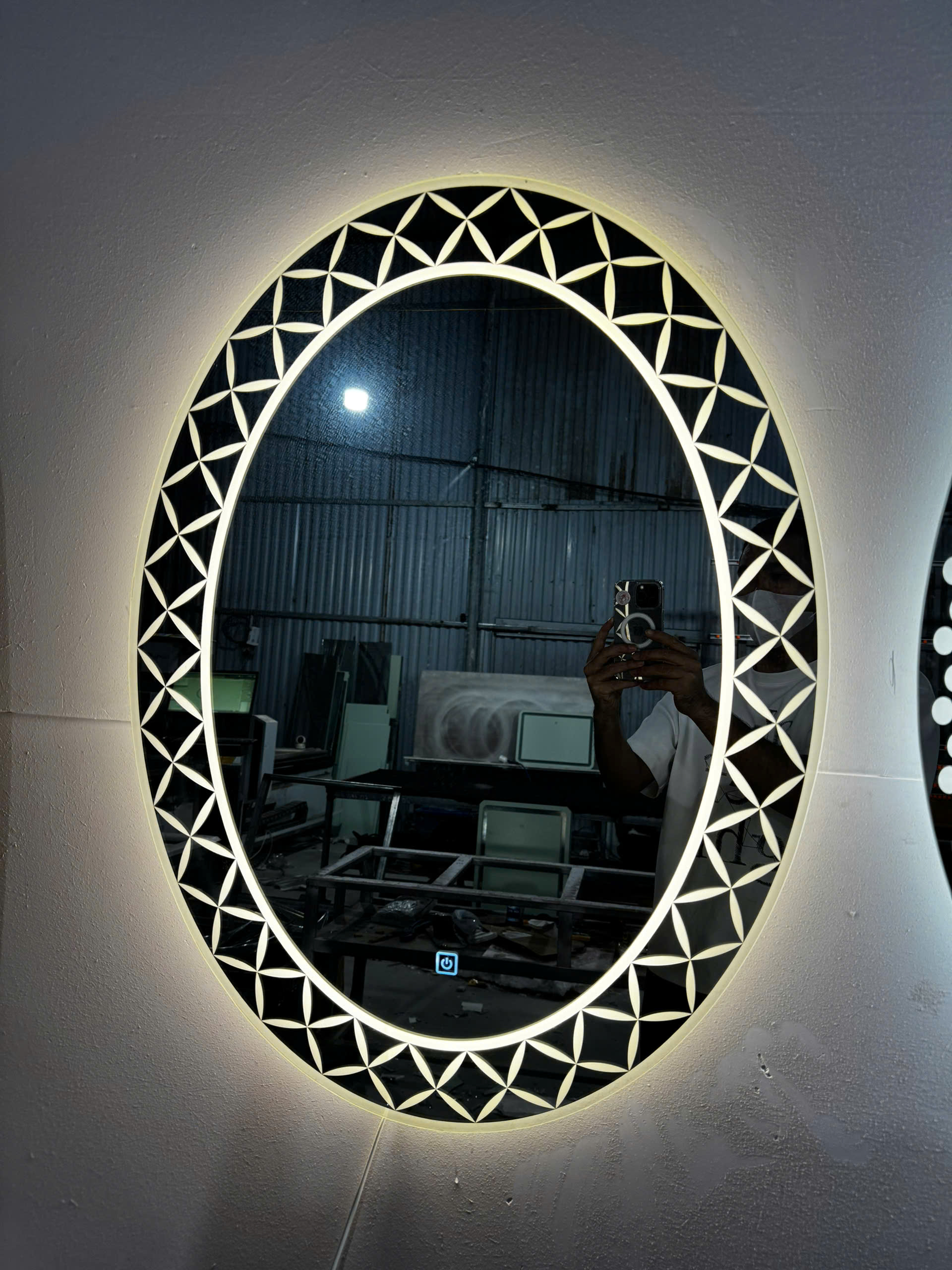 Gương trang điểm hình bầu dục có đèn led cảm ứng
