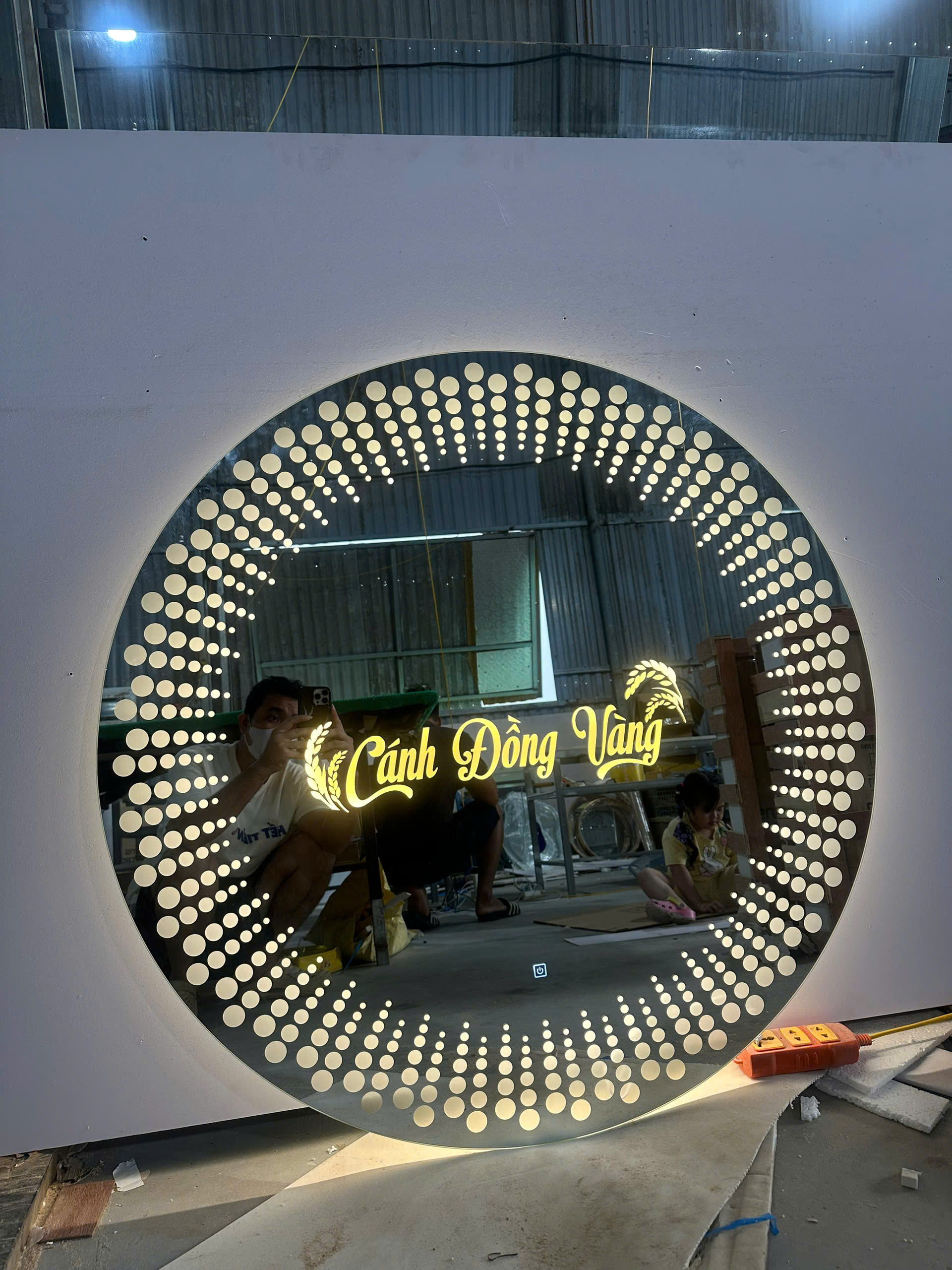 Gương trang điểm hình tròn led chấm bi