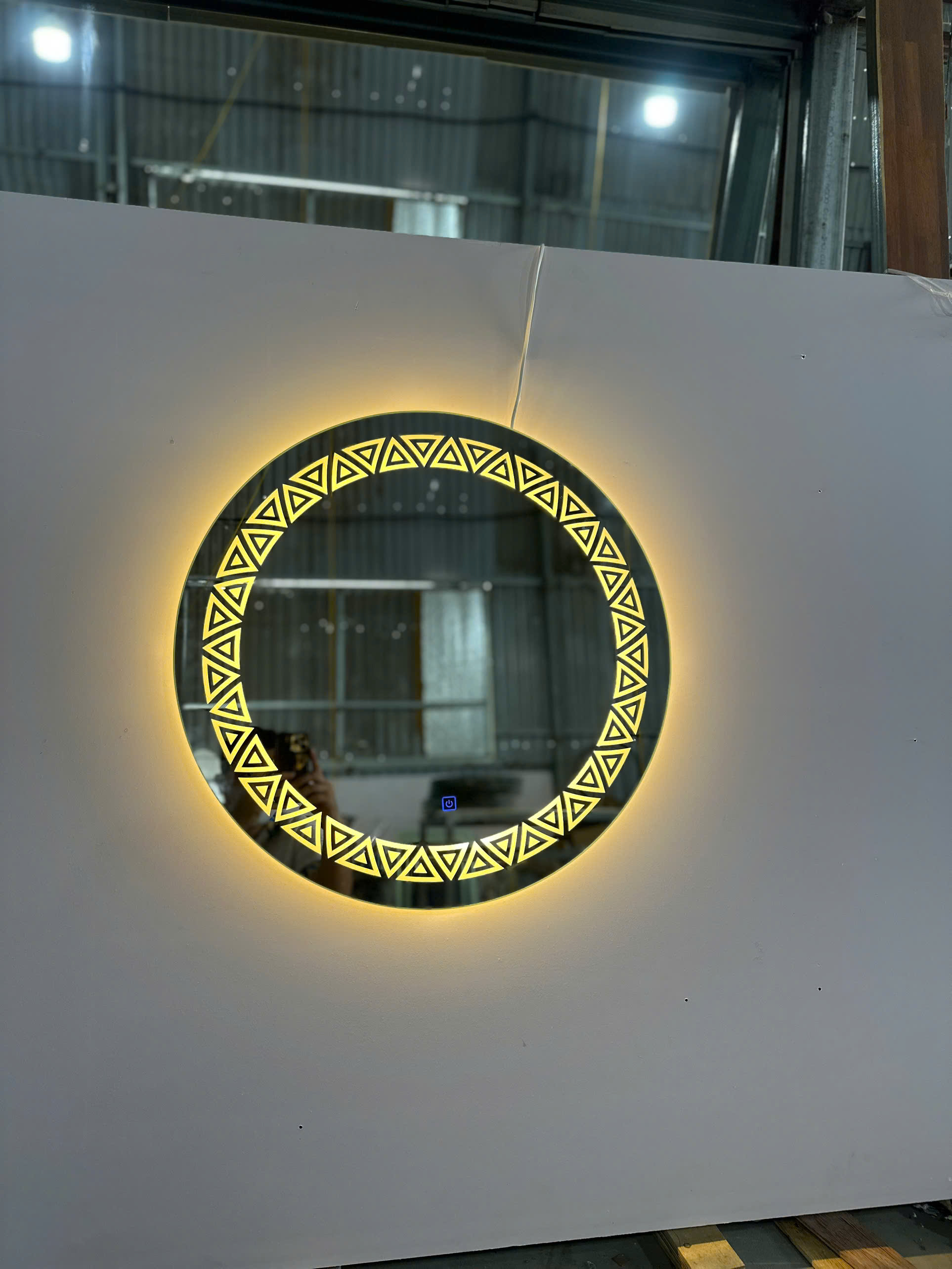 Gương trang điểm hình tròn led tam giác