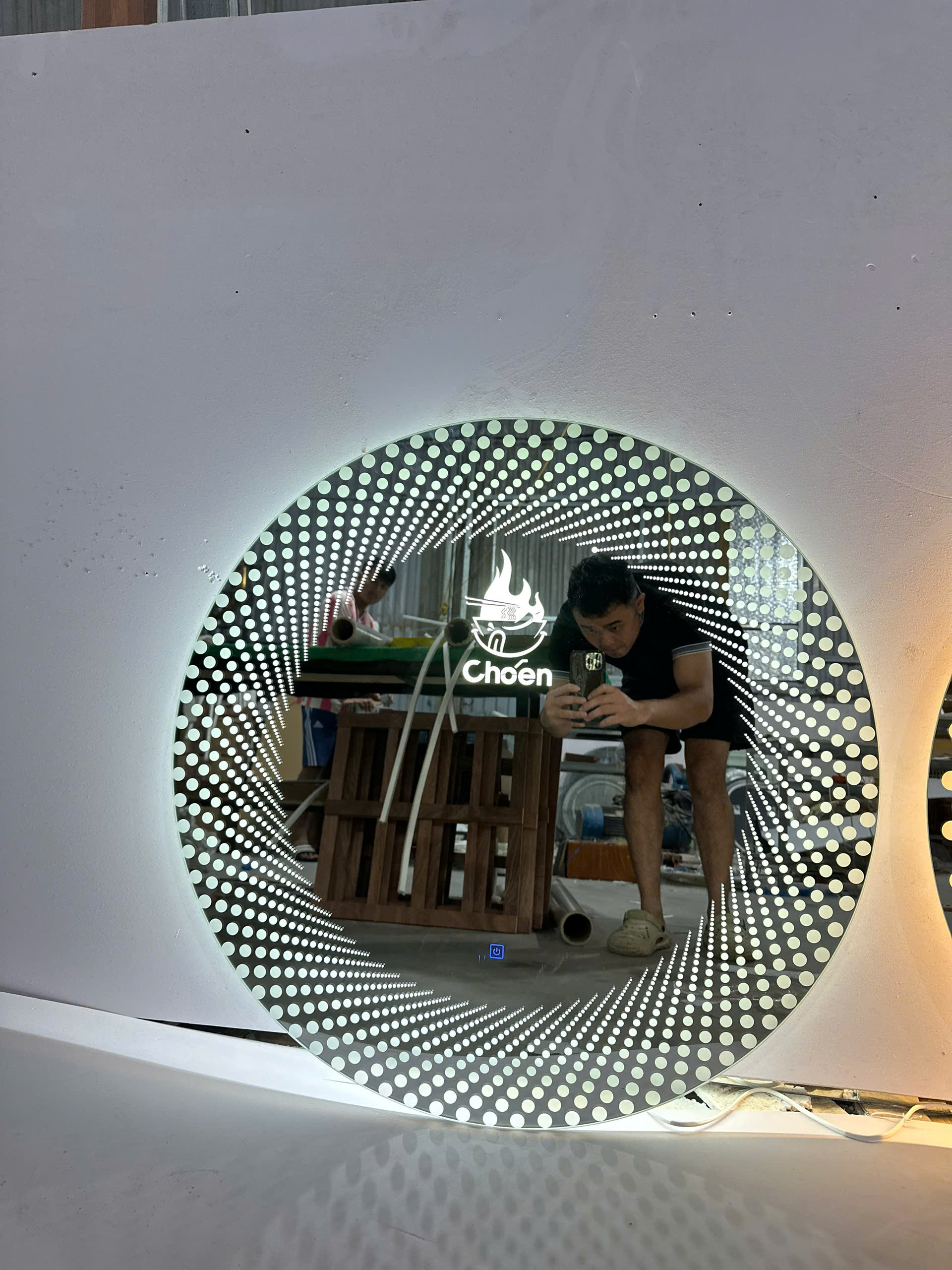 Gương trang điểm tròn đèn led cảm ứng chấm bi