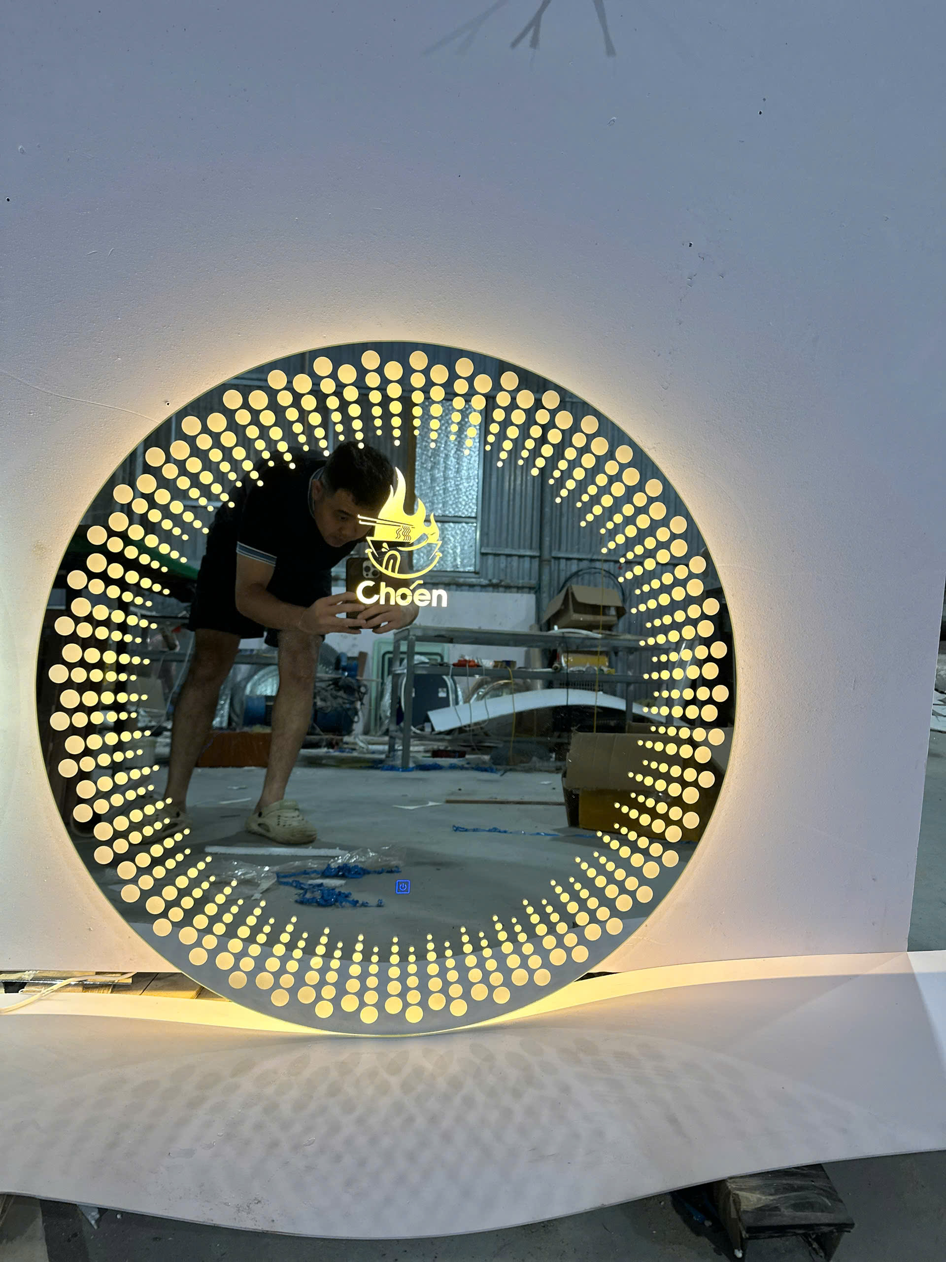 Gương trang điểm tròn led chấm bi đẹp hiện đại