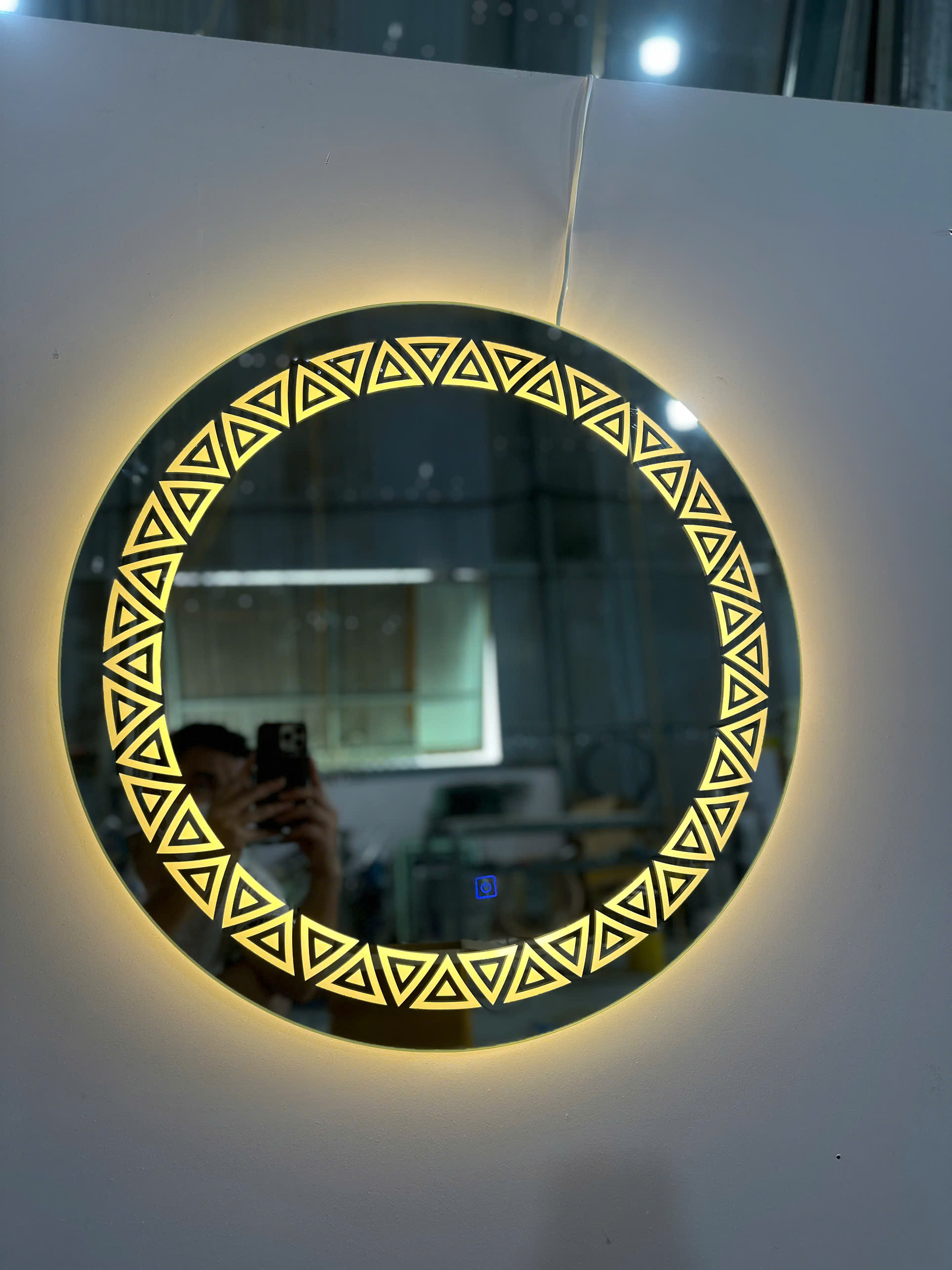 Gương trang điểm đèn led tam giác
