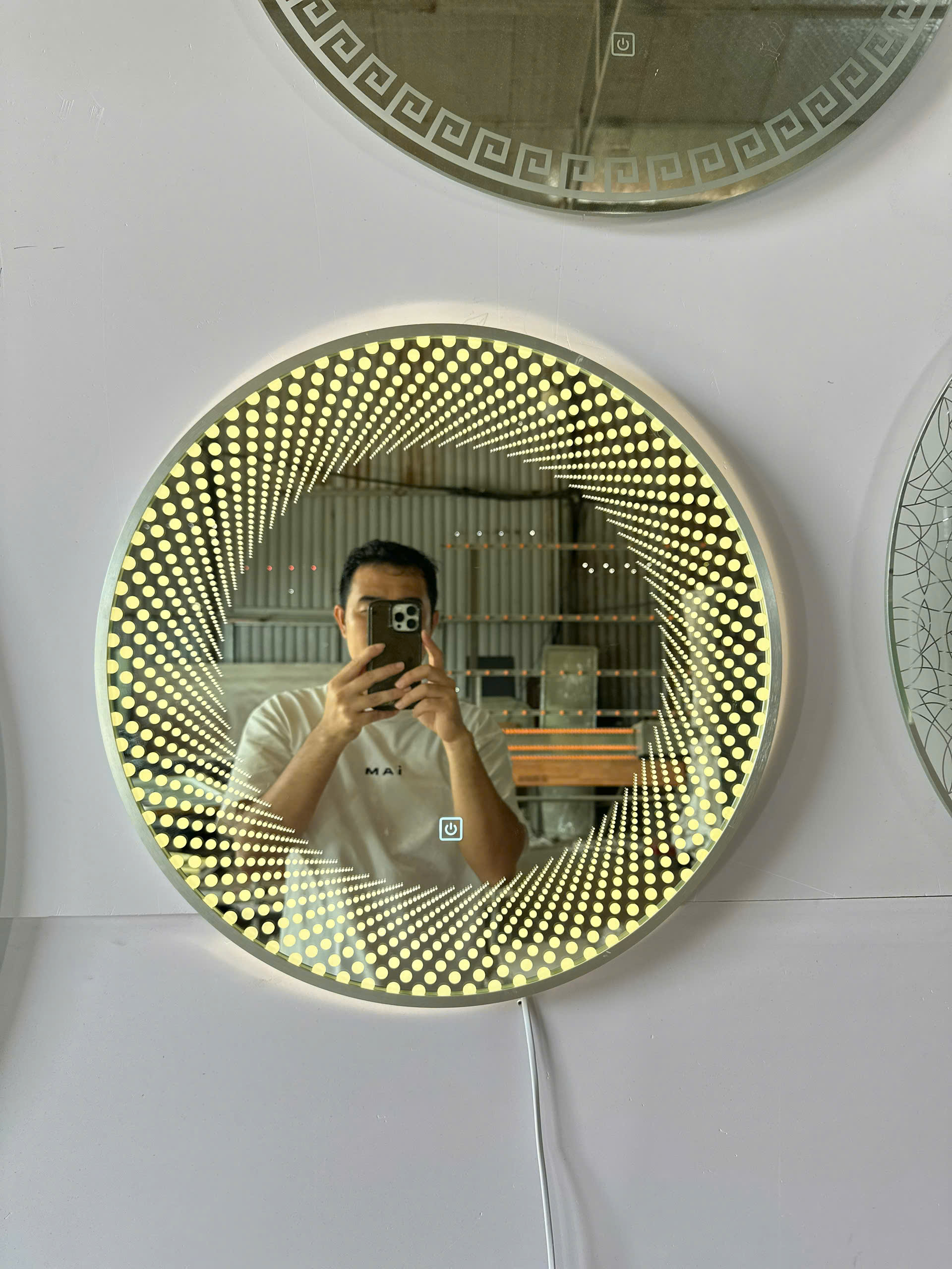 Gương trang trí đèn led chấm bi